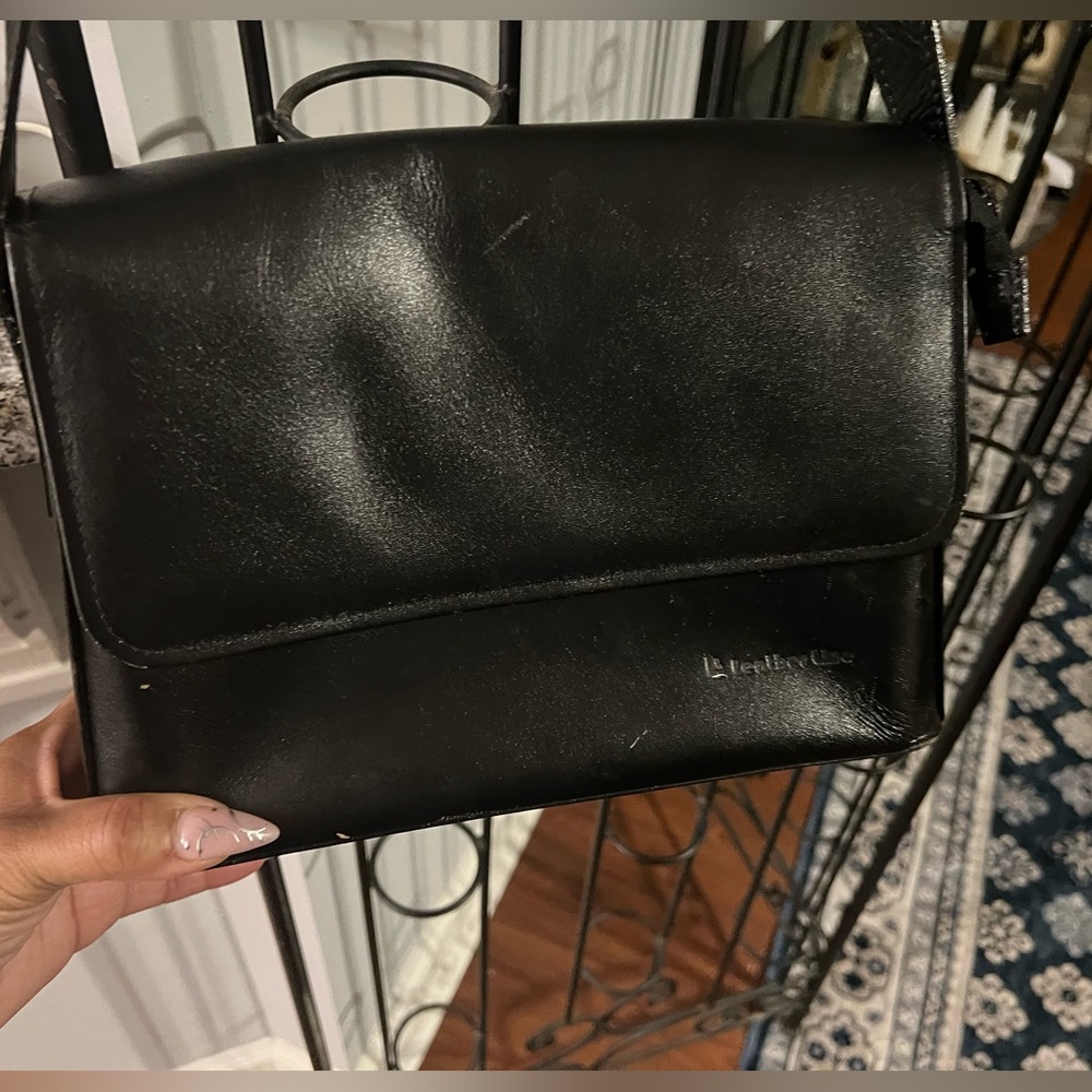 Vintage Leather Line Black Bag – Classic & Functional👜